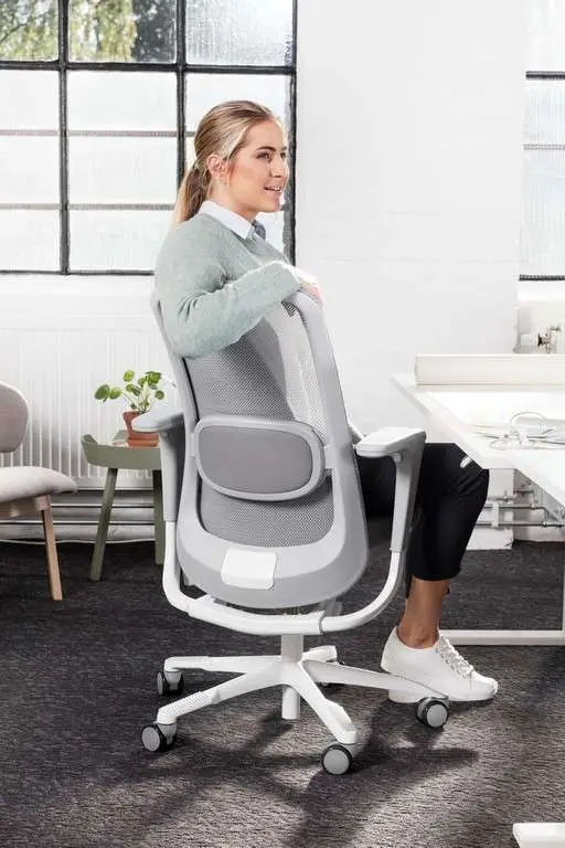 hag-sofi-looking-good-in-office