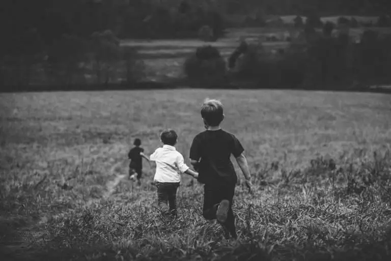 kids-walking-with-posture-field